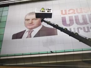 Սամվել Կարապետյանի լուսանկարներով պաստառները ապամոնտաժելու համար ներկայացվել է հանցագործության մասին հաղորդում