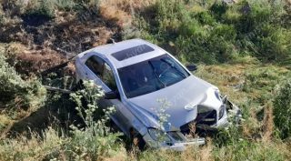 Արթիկ-Անուշավան ճանապարհին «Mercedes»-ը դուրս է եկել երթևեկելի գոտուց, բախվել էլեկտրասյանը և հայտնվել ձորակում